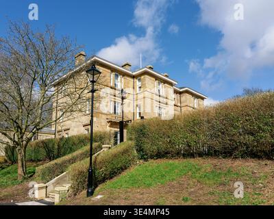 Salford, Manchester, Regno Unito, 28 marzo 2026: Buile Hill Park Hall Salford. Elegante edificio in pietra con vegetazione lussureggiante e cieli blu. Foto Stock