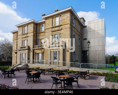 Salford, Manchester, Regno Unito, 28 marzo 2026: Buile Hill Park Hall Salford. Elegante edificio storico con posti a sedere all'aperto in una giornata di sole. Foto Stock