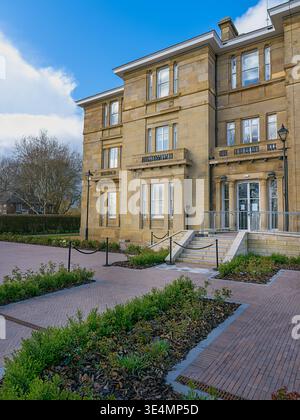 Salford, Manchester, Regno Unito, 28 marzo 2026: Buile Hill Park Hall Salford. Elegante edificio in pietra con lussureggiante paesaggio in una giornata limpida. Foto Stock