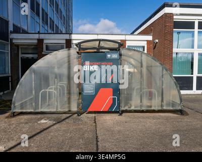 Salford, Manchester, Regno Unito, 28 marzo 2026: Università di Salford. Moderna capanna per biciclette con pannelli trasparenti sotto un cielo blu. Foto Stock