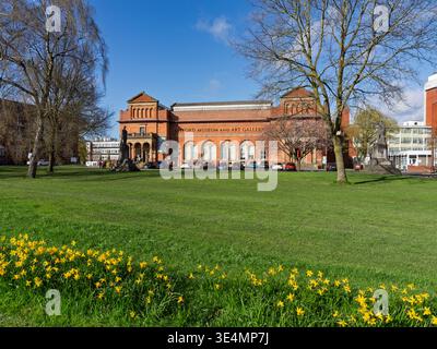 Salford, Manchester, Regno Unito, 28 marzo 2026: Salford Manchester. Museo storico in mattoni rossi e galleria d'arte in una giornata di sole con narcisi in primo piano. Foto Stock