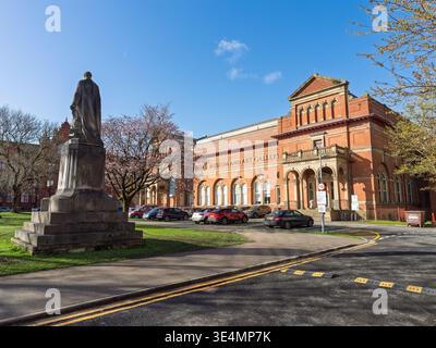 Salford, Manchester, Regno Unito, 28 marzo 2026: Salford Manchester. Museo d'arte storico con una statua in un tranquillo ambiente urbano. Foto Stock