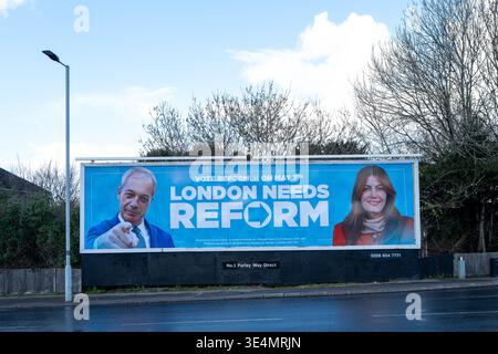 Londra, Regno Unito. 28 marzo 2026. Riformare il cartellone elettorale del Regno Unito visto a Croydon, Londra. Credito: SOPA Images Limited/Alamy Live News Foto Stock