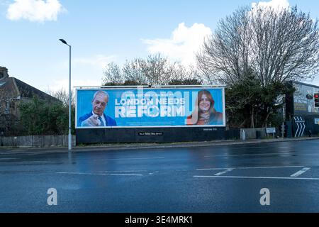 Londra, Regno Unito. 28 marzo 2026. Riformare il cartellone elettorale del Regno Unito visto a Croydon, Londra. Credito: SOPA Images Limited/Alamy Live News Foto Stock