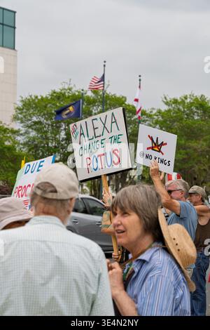 Tallahassee, Florida, Stati Uniti. 28 marzo 2026. Un manifestante ha un cartello con la scritta "Hey Alexa Change the P.O.T.U.S." durante la manifestazione No Kings del 3,0 al Florida Historic Capitol. L'evento, organizzato dal gruppo locale indivisibile TLH, è stato uno degli oltre 3.200 tenuti a livello nazionale come parte di quella che gli organizzatori hanno definito una resistenza sostenuta alla tirannia. La terza iterazione del movimento dei No Kings si mobilitò contro le politiche dell'amministrazione Trump in materia di immigrazione, deportazioni di massa, una potenziale guerra con l'Iran, e ciò che viene descritto come un crescente autoritarismo. Credito: Tosh Persons / Alamy Live News Foto Stock