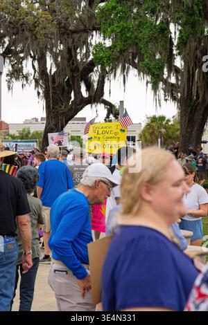 Tallahassee, Florida, Stati Uniti. 28 marzo 2026. Un manifestante ha un cartello con la scritta "Because i LOVE My Country i PROTESTATION" durante la manifestazione No Kings del 3,0 presso il Campidoglio storico della Florida. Organizzato da indivisibile Tallahassee, l'evento è una delle oltre 3.200 proteste a livello nazionale contro le politiche dell'amministrazione Trump in materia di immigrazione, operazioni ICE e ciò che gli organizzatori chiamano autoritarismo crescente. Il movimento No Kings, iniziato nel 2025, è diventato una resistenza nazionale sostenuta con milioni di partecipanti alle precedenti manifestazioni. Credito: Tosh Persons / Alamy Live News Foto Stock