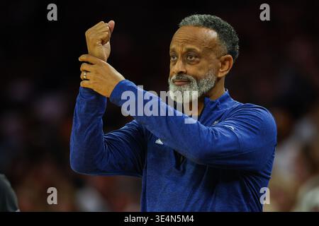 Fort Worth, Texas, Stati Uniti. 28 marzo 2026. FORT WORTH, TX : Kenny Brooks, capo allenatore dei Kentucky Wildcats, durante il loro incontro Sweet 16 di sabato alla Dickies Arena di Fort Worth. (Immagine di credito: © Brian McLean/ZUMA Press Wire) SOLO PER USO EDITORIALE! Non per USO commerciale! Foto Stock