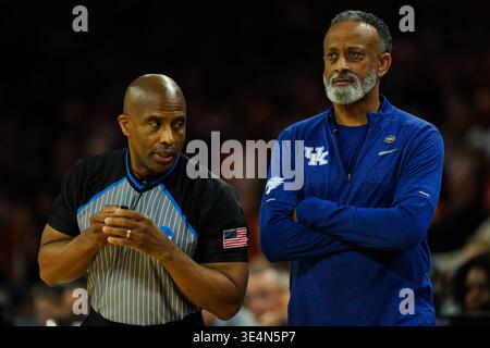 Fort Worth, Texas, Stati Uniti. 28 marzo 2026. FORT WORTH, Texas : Kenny Brooks, capo allenatore dei Kentucky Wildcats, durante il loro incontro Sweet 16 contro il Texas sabato alla Dickies Arena di Fort Worth. (Immagine di credito: © Brian McLean/ZUMA Press Wire) SOLO PER USO EDITORIALE! Non per USO commerciale! Foto Stock
