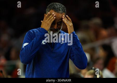 Fort Worth, Texas, Stati Uniti. 28 marzo 2026. FORT WORTH, Texas : Kenny Brooks, capo allenatore dei Kentucky Wildcats, durante il loro incontro Sweet 16 contro il Texas sabato alla Dickies Arena di Fort Worth. (Immagine di credito: © Brian McLean/ZUMA Press Wire) SOLO PER USO EDITORIALE! Non per USO commerciale! Foto Stock