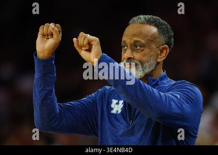 Fort Worth, Texas, Stati Uniti. 28 marzo 2026. FORT WORTH, TX : Kenny Brooks, capo allenatore dei Kentucky Wildcats, durante il loro incontro Sweet 16 di sabato alla Dickies Arena di Fort Worth. (Immagine di credito: © Brian McLean/ZUMA Press Wire) SOLO PER USO EDITORIALE! Non per USO commerciale! Foto Stock