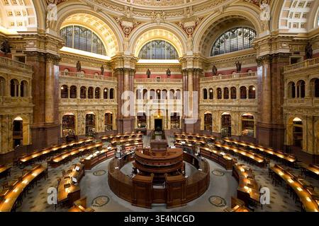 Vista interna della sala di lettura principale nella Biblioteca del Congresso Thomas Jefferson Building, Washington, D.C., che mostra scrivanie circolari sotto un grande soffitto a cupola con dettagli architettonici ornati, fotografati nel 2009 Foto Stock