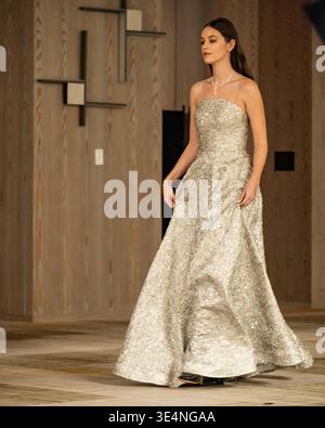 Veejay Floresca New York Fashion Week FW 2026 Debut Collection al Ritz Carlton New York, Nomad Foto Stock