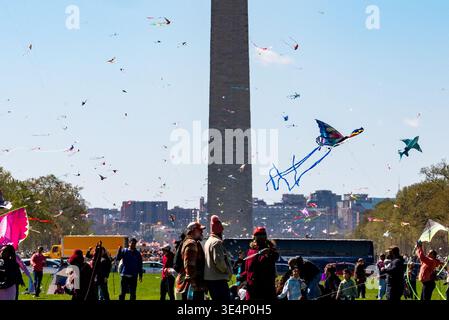 Washington, Stati Uniti. 28 marzo 2026. Gli aquiloni volano di fronte al Washington Monument durante il Blossom Kite Festival del 2026 sul National Mall di Washington. Credito: SOPA Images Limited/Alamy Live News Foto Stock