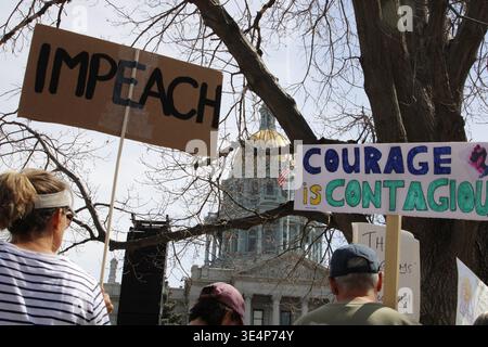 Denver, Stati Uniti. 28 marzo 2026. Persone in attesa dell'inizio della marcia sul Campidoglio dello Stato del Colorado per la "protesta No Kings" a Denver, Colorado, USA, il 28 marzo 2026. Nessuna protesta dei re ha avuto luogo in tutta l'America oggi. (Foto di Carlos Kosienski/Sipa USA) credito: SIPA USA/Alamy Live News Foto Stock