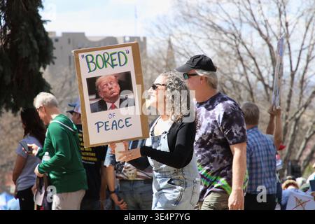 Denver, Stati Uniti. 28 marzo 2026. Persone in attesa dell'inizio della marcia sul Campidoglio dello Stato del Colorado per la "protesta No Kings" a Denver, Colorado, USA, il 28 marzo 2026. Nessuna protesta dei re ha avuto luogo in tutta l'America oggi. (Foto di Carlos Kosienski/Sipa USA) credito: SIPA USA/Alamy Live News Foto Stock