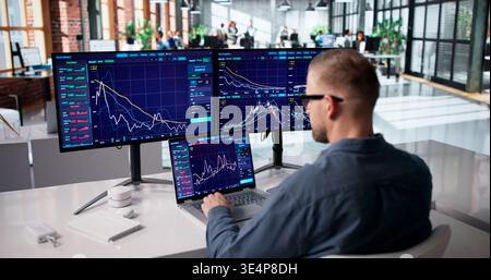 Focus Stock Trader monitoraggio delle tendenze di mercato su diverse schermate Foto Stock