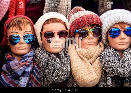 Europa, Paesi Bassi, Olanda, Amsterdam. Mercato di strada. Cappelli, sciarpe e occhiali da sole in vendita. Foto Stock