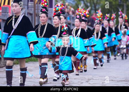 Pechino, la provincia cinese di Guizhou. 28 marzo 2026. La gente del posto partecipa all'evento celebrativo del Sama Festival nel villaggio di Sanbao Dong nella contea di Rongjiang, nella provincia di Guizhou, nella Cina sud-occidentale, il 28 marzo 2026. Sama era il nome di un'eroina nell'antica società materna del popolo Dong. Il Sama Festival, inserito come uno dei patrimoni culturali immateriali nazionali nel 2006, si tiene per commemorare il loro antenato. Crediti: Wei Guijin/Xinhua/Alamy Live News Foto Stock