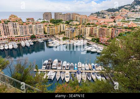 Barche e yacht di lusso nel Port de Fontvieille nel quartiere Fontvieille, Monaco Foto Stock