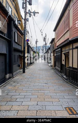 Tradizionali edifici in legno lungo una strada tranquilla nell'area di Gion a Kyoto, Kansai, Giappone Foto Stock