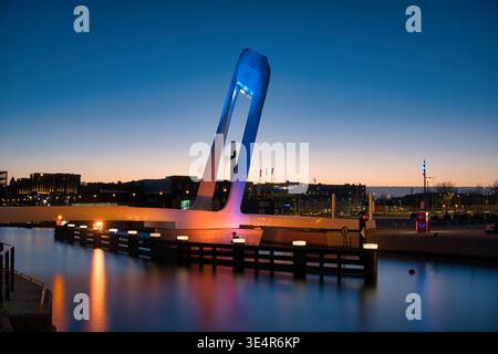 Ponte pedonale ammiraglio illuminato all'ora blu a Tallinn, Estonia Foto Stock