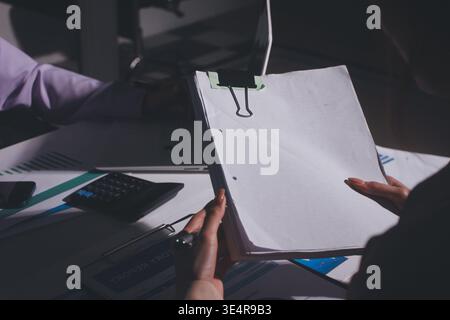 Tabella riportata sopra con documenti finanziari, grafici e big data durante la riunione di lavoro di squadra con il team di contabilità o marketing che discute di budget, strategia o crescita d Foto Stock