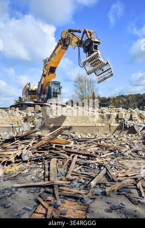 Escavatore idraulico pesante Caterpillar 352 (CAT) per la demolizione di un vecchio impianto di stoccaggio del grano - Preuilly-sur-Claise, Indre-et-Loire (37), Francia. Foto Stock