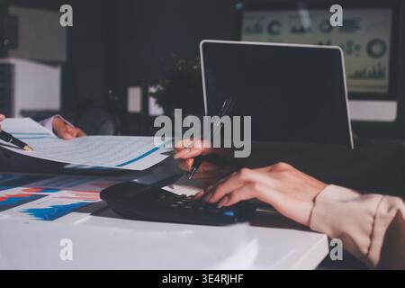 Tabella riportata sopra con documenti finanziari, grafici e big data durante la riunione di lavoro di squadra con il team di contabilità o marketing che discute di budget, strategia o crescita d Foto Stock