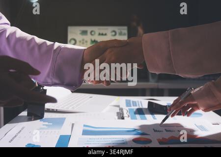 Tabella riportata sopra con documenti finanziari, grafici e big data durante la riunione di lavoro di squadra con il team di contabilità o marketing che discute di budget, strategia o crescita d Foto Stock