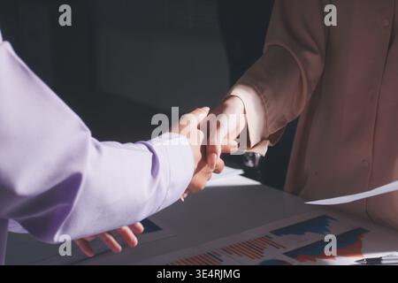 Tabella riportata sopra con documenti finanziari, grafici e big data durante la riunione di lavoro di squadra con il team di contabilità o marketing che discute di budget, strategia o crescita d Foto Stock