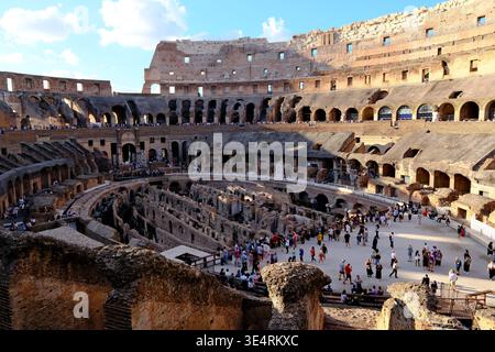 Roma, Italia - 25 settembre 2025: Interno del Colosseo a Roma, in Italia, antiche rovine con molti turisti. Visualizzazione grandangolare Foto Stock