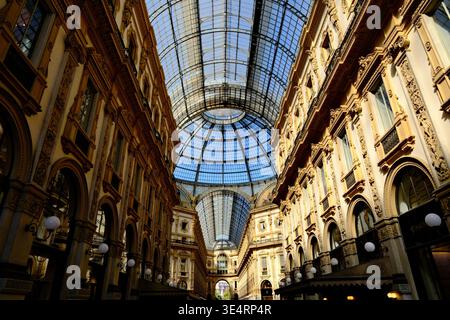 Milano, Italia - 29 settembre 2025: Galleria Vittorio Emanuele II di Milano, facciate dorate, simmetria architettonica e grande tetto ad arco in vetro Foto Stock