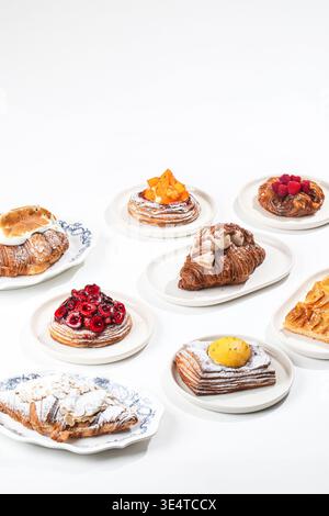 Pasticceria assortita e dessert su sfondo bianco Foto Stock