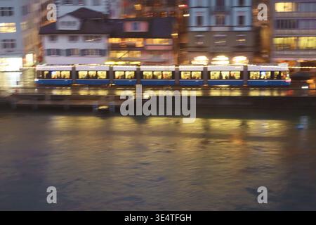 Tram sull'argine in movimento, Zurigo, Svizzera. Panoramica della fotografia Foto Stock