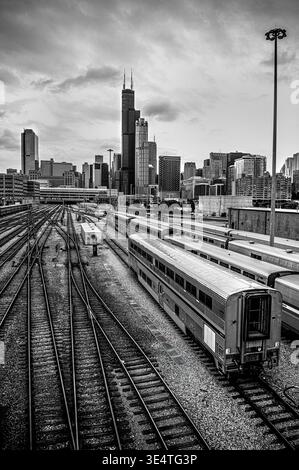 Skyline di Chicago con binari ferroviari in bianco e nero. Paesaggio urbano bianco e nero del centro di Chicago con binari convergenti. Foto Stock