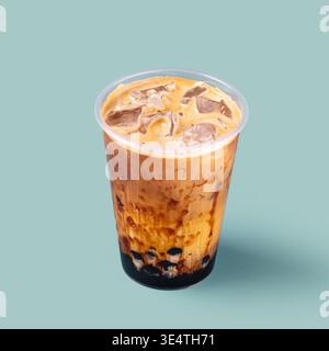 Tè al latte freddo con perle di tapioca in una tazza di plastica Foto Stock