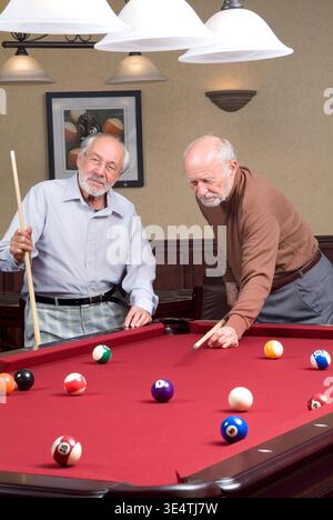 Due uomini anziani che giocano a biliardo, Pennsylvania USA Foto Stock