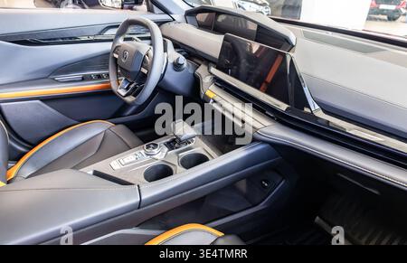 Samara, Russia - 26 aprile 2025: Interni Changan uni-V con comodi sedili in pelle, cruscotto e volante. Auto moderna di lusso di prestigio i Foto Stock