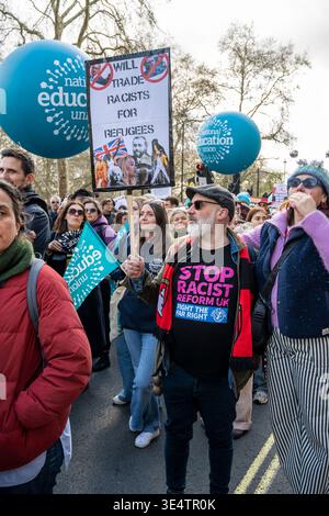 "Insieme contro l'estrema destra” protesta con un uomo che indossa una maglietta e con un cartello contro il razzismo e il sostegno all'immigrazione. Londra Regno Unito Foto Stock