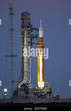 Kennedy Space Center, Stati Uniti d'America. 27 marzo 2026. Il razzo NASA Artemis II Space Launch System con la navicella Orion è fissato al lanciatore mobile sul Launch Pad 39B al crepuscolo del Kennedy Space Center, il 27 marzo 2026, a Cape Canaveral, Florida. Il volo di prova Artemis II sarà lanciato ad aprile con il comandante Reid Wiseman, il pilota Victor Glover, l'astronauta Christina Koch e l'astronauta canadese Jeremy Hansen.credito: Aubrey Gemignani/NASA/Alamy Live News Foto Stock
