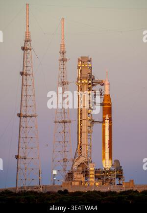 Kennedy Space Center, Stati Uniti d'America. 27 marzo 2026. Il razzo NASA Artemis II Space Launch System con la navicella Orion è fissato al lanciatore mobile sul Launch Pad 39B al crepuscolo del Kennedy Space Center, il 27 marzo 2026, a Cape Canaveral, Florida. Il volo di prova Artemis II sarà lanciato ad aprile con il comandante Reid Wiseman, il pilota Victor Glover, l'astronauta Christina Koch e l'astronauta canadese Jeremy Hansen.credito: Bill Ingalls/NASA/Alamy Live News Foto Stock