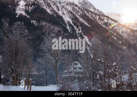 Bonneville, Francia - 24 dicembre 2017. Scena all'aperto che mostra una bella casa in un paesaggio innevato nella città sciistica francese di Chamonix de Mont Blanc. Foto Stock