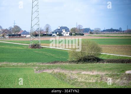 Tra Zellik e Kobbegem nei municipali si possono ammirare paesaggi rurali con campi agricoli e case unifamiliari, tra cui le tradizionali fermettes Foto Stock