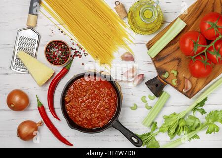 Cibo, bolognese. Tradizionale salsa di pasta italiana. È preparato a partire da carne macinata con pomodori, cipolle, carote, sedano, aglio, spezie, condimenti a. Foto Stock