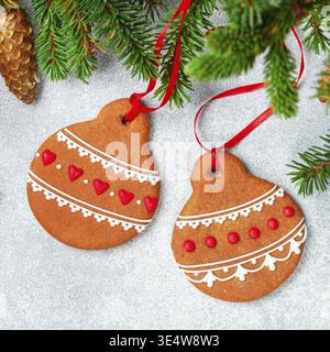 Cibo, pan di zenzero. Prelibatezze tradizionali per l'anno nuovo. Il concetto della celebrazione. Vacanze. Biscotti sotto forma di palle di giocattoli dell'albero di Natale. Vista dall'alto, Foto Stock