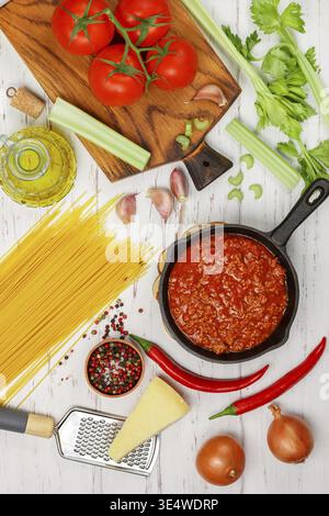 Cibo, bolognese. Tradizionale salsa di pasta italiana. È preparato a partire da carne macinata con pomodori, cipolle, carote, sedano, aglio, spezie, condimenti a. Foto Stock