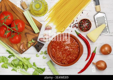 Cibo, bolognese. Tradizionale salsa di pasta italiana. È preparato a partire da carne macinata con pomodori, cipolle, carote, sedano, aglio, spezie, condimenti a. Foto Stock