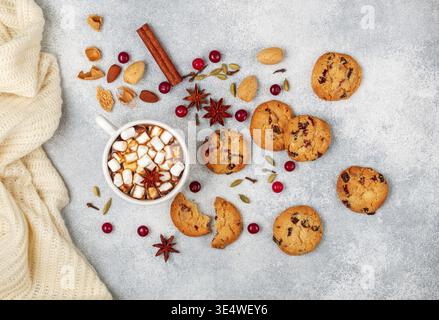 Cibo, cioccolata calda (caffè, cacao) con marshmallow in una tazza bianca e biscotti fatti in casa con mirtilli rossi, mandorle e spezie (cannella, anice stellato, Foto Stock