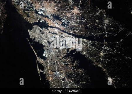 Area metropolitana di New York illuminata di notte, vista dalla stazione spaziale Internazionale (ISS) sopra gli Stati Uniti nord-orientali Foto Stock