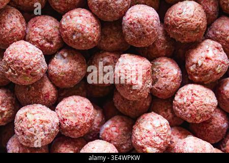 Polpette fatte in casa surgelate crude con riso e spezie, preparate a mano, senza imballaggio. Polpette di carne macinata. Concetto di preparazione dei pasti, cibi surgelati, cucina casalinga, tra Foto Stock